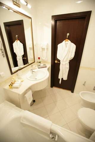 Отель Grand Tien Shan Hotel Алматы Улучшенный двухместный номер с 1 кроватью-2